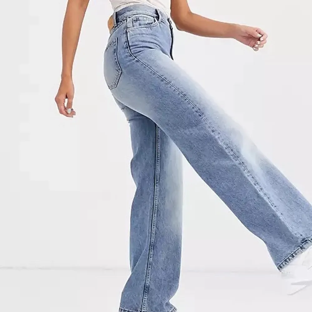 Supersnygga och populära jeans från Monki. Tyvärr har de blivit för små för mig men de är i superskick! FRAKT INGÅR!!. Jeans & Byxor.