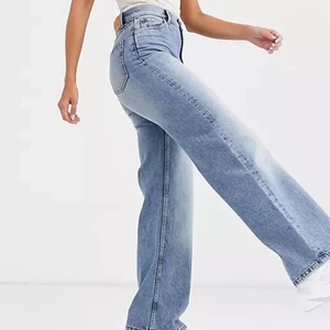 raka jeans - Supersnygga och populära jeans från Monki. Tyvärr har de blivit för små för mig men de är i superskick! FRAKT INGÅR!!