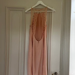 Klänning Samsoe Samsoe - Samsoe Samsoe-klänning (Willow Short Dress) i strl S från ett par kollektioner tillbaka. Endast använd på två event så i nyskick! 