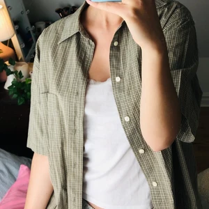 Oversized skjorta i grönt mönster - Oversized t-shirt skjorta köpt secondhand. Står M men jag skulle nog snarare säga att den är en L. Frakt ingår i priset. 