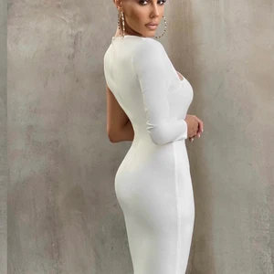 Klänning i storlek uk8 köpt för 900 - Plagget är i storlek uk8 men den passar även xs