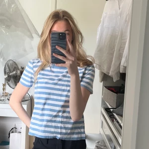 Randig t shirt - Säljer denna randiga t shirt ifprn zara som vekrlugen är såå stilren och passar till allt