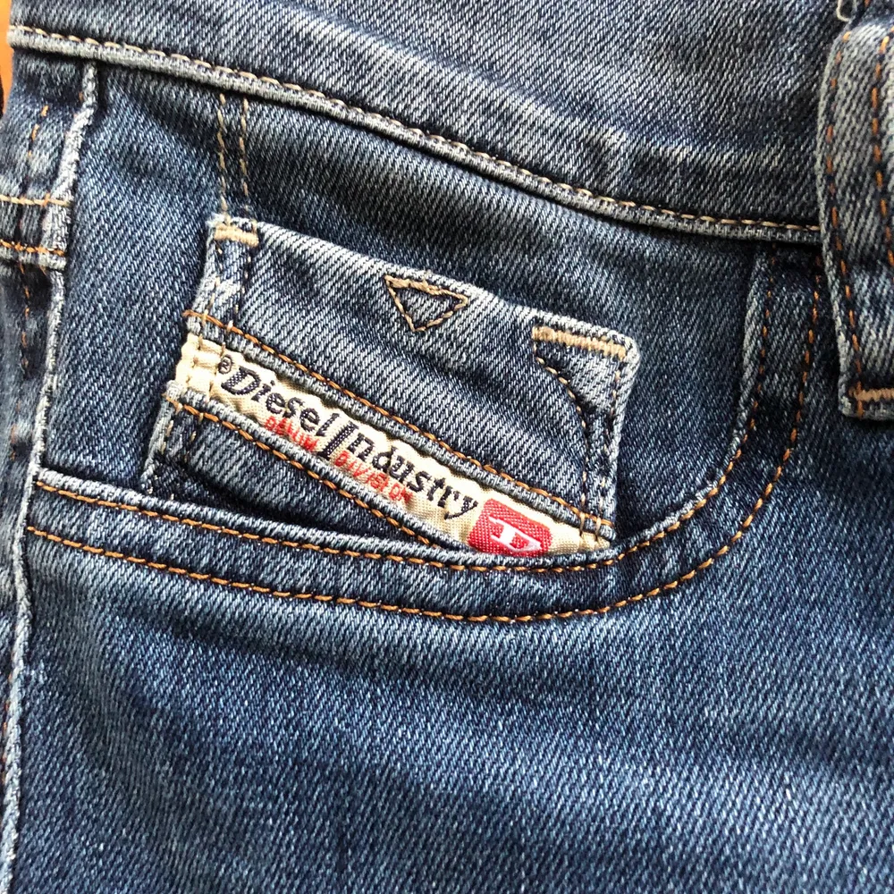  bootcut Diesel jeans som är som nya, aldrig använt där av säljer💕jeansen passare någom som äe lite mindre och kortare i storlek, skriv privat för mer bilder eller frågor 💕 (pris kan diskuteras). Jeans & Byxor.