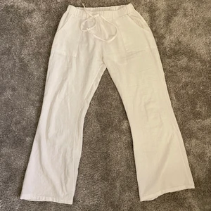 Linnebyxor storlek S - Vita linnebyxor i storlek S, knappt använda då de inte passade mig så bra