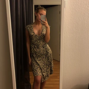 Klänning - Den absolut skönaste klänningen jag någonsin testat. Den formar kroppen så fint med! Storlek xs egentligen men pågrund av stretchen passar den mer en s/m. Säljer för att jag kommit ur min leopard period😝🐆