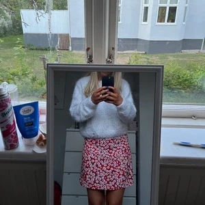 Blommig Röd Kjol - Supersöt blommig kjol. Storlek xs❤️