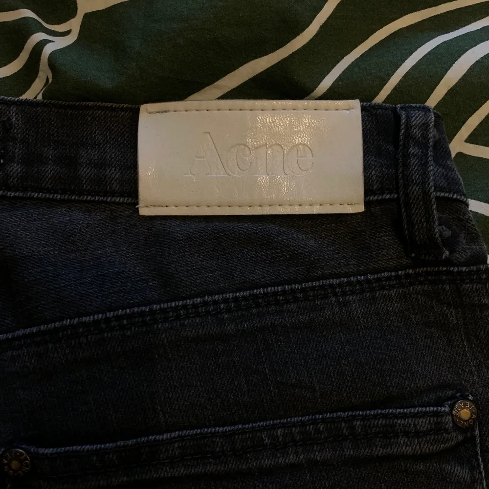 Gråa Acne jeans i storlek 30/34. Knappt använda, inget märkvärdigt slitage. . Jeans & Byxor.