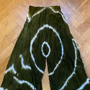 Tie dye byxor - Tunna, luftiga så bekväma och stretchiga byxor att ha på sig på stranden när det är varmt. Storlek S/M