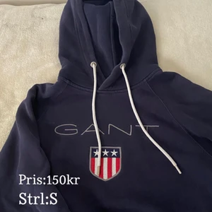 Gant hoodie  - En super fin mörkblå Gant huvtröja i strl S, ej användts så mycket. I god skick 