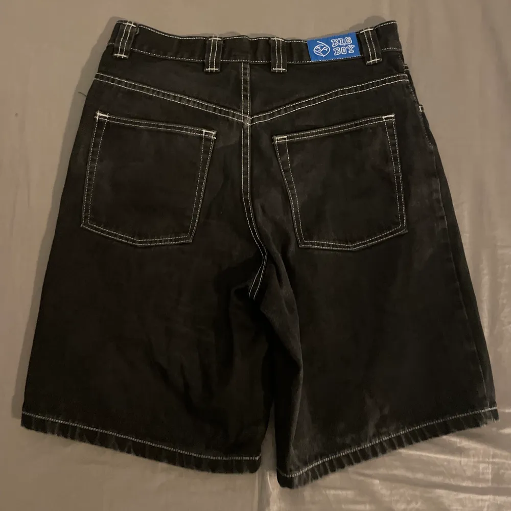 Polar big boy shorts i strl S som jag knappt använt då de är försmå, hämtas i malmö eller frakt, 500 kr. Jeans & Byxor.