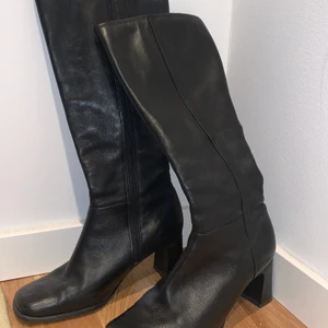 Svarta boots - Skitsnygga svarta klackade boots!! Helt oanvända, köpte online och de var för små för mig! Omkretsen på vaden är 39cm💞