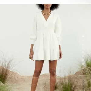 ZARA KLÄNNING  - Säljer denna klänning då den är liten på mig Storlek xs-s  Jätte fin och söt och då den är lite på mig har jag aldrig använt den