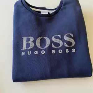 Hugo boss tröja i skick 9/10 storlek XS/12 Orginalpris: 900kr Mitt pris: 500kr