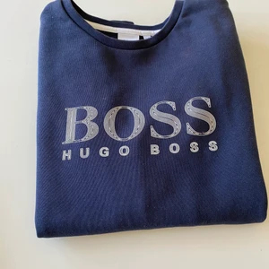 Hugo boss tröja i storlek XS - Hugo boss tröja i skick 9/10 storlek XS/12 Orginalpris: 900kr Mitt pris: 500kr