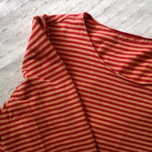 randig tröja strl S - Orange-röd randig. Inget märke. Stretchigt tyg passar strl XS till M. Kjolen är också till salu, se i profil. 