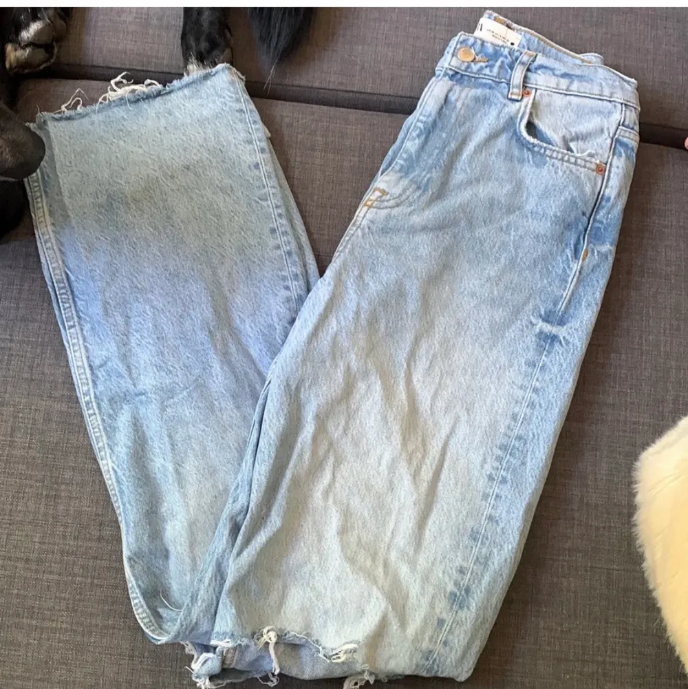 Jeans med slitningar från zara nypris 400kr mitt pris 200kr priset kan diskuteras vid snabb affär möts i Stockholm . Jeans & Byxor.