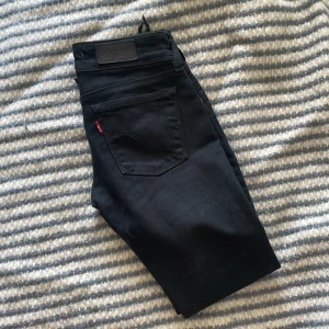 Levis 473 lågmidjade straight leg XS - hittar ingen storlek på dessa men uppskattar de som mindre XS då jag precis vuxit ur dem. de är raka i benen och låga i midjan, fint skick! 