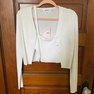 2 piece cami cardigan  - Två delar av ett sätt med line och kofta från missguided. Etiketten är borttagen från båda plaggen men i bilden är den kvar.  Hade kunnat mötas upp i Stockholm.