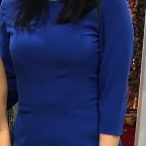 Kornblå klänning med ärmar  - Kornblå klänning i tjockare tyg med trekvart-ärmar.  Storlek: 36  Endast använd 1 gång så är i nyskick. 