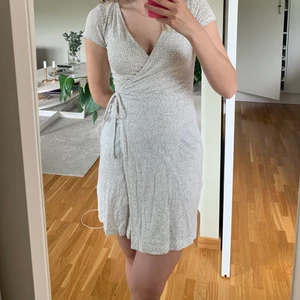 Prickig klänning från H&M - Hej! Jag säljer nu min klänning från H&M i storlek XS. Klänningen är i fint skick! Hör av er vid frågor och kolla gärna mina andra annonser!