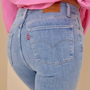 Levis jeans - Nästan helt oanvända Levis jeans i modellen 721 high rise skinny. Bra skick, inte slitna eller urtvättade. Säljes på grund av att jag har två av samma. Strlk 27 i midjan. Nypris 1 299kr hos Levis, mitt pris 500kr och priset går att diskutera. Möts i Sthlm
