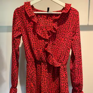 röd leopardmönstrad jumpsuit, 75 kr 