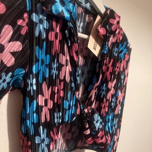 Top - SuperCool tröja från missguided storlek S. den var tänkt till festival men jag hittade andra outfits💇🏼‍♀️, 166kr inkl spårbar frakt så är den din🥰