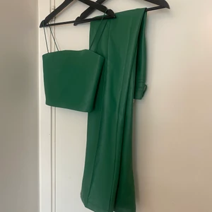 Grönt ”läder” sett - Grönt sett i fake läder (linne + byxor). Superfint men är lite för stort för mig. Byxorna är storlek 34 och toppen XS. Skulle tippa att längden är bra på nån som är ish 165cm 💚 lappen kvar i toppen, byxorna använda 1 gång 💚 slutsåld men nypris  550kr 💚