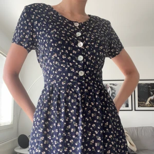Blommig klänning - Klänning med band så att man kan anpassa midjestorleken själv vilket gör att den har väldigt fin passform. Går till anklarna på mig är 170 cm. 3 för 2 på allt jag säljer!