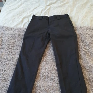 Dickies 874 - Oanvända dickies byxor som man kan ha till nästan allt. Dom kostade 700kr när jac köpte dom och eftersom att dom är ooanvända så säljer jag dom för 500kr❤