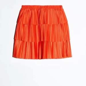 Orange kjol från zara, nyskick😍 Storlek M men passar även xs och s. Superfin att använda som kjol eller topp, perfekt nu till sommaren🤌 Färgen i verkligheten är som på första bilden🧡