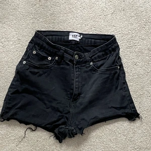 Ett par svart shorts - Har använt några gånger men dem är i ganska bra skick. Jag har klippt dem själv och vill tillägga att dem är lite korta.