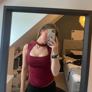 zara topp - jätte fin och populär zara topp i vinrött. säljer då jag inte får så mycket användning av den längre. ny skick, köparen står för frakten