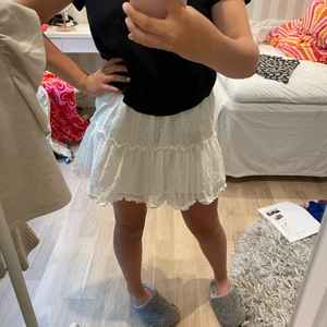 Kjol - Fin vit kjol till sommaren❤️ ( har ett litet hål på sidan, men det är inget man tänker på, be om bild)