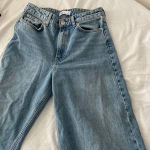 Ljusblåa jeans från zara, storlek 40 men sitter som lågmidjade jeans på mig som bär storlek 36/S. Passar om du är runt 170