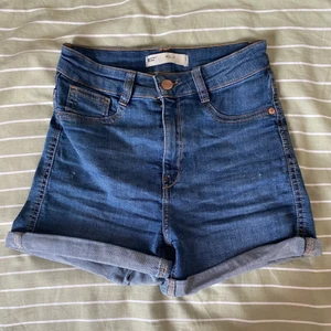 Högmidjade shorts💗 - Högmidjade tajta shorts från GinaTricot köpt för några år sedan💗 använda ett fåtal gånger, i väldigt bra skick💗 nypris ungefär 400 kr, frakt tillkommer