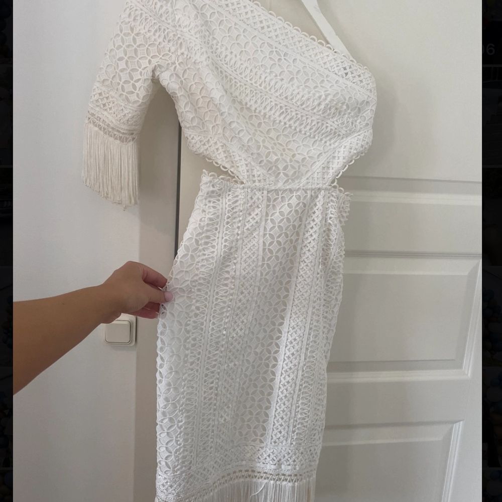 Säljer min vita fina klänning som endast är använd en gång, klänningen är i storlek 36/8. Klänningen är från Asos och är så gott som ny, om ni vill ha fler bilder på klänningen är det bara att höra av sig!🤍🥰. Klänningar.