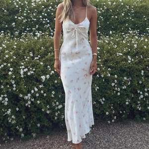 Superfin klänning från Zara i storlek M. Letar främst efter att byta till en i storlek S. Kan överväga att sälja vid bra bud🫶