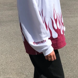 Tröja från Skallenbrand  - Använd bara 3 gånger och skicket är som nytt. Jag har vanligtvis storlek S-M och på mig är den oversized i passform. Hör av dig om du vill ha fler bilder.                                                                               Köparen står för frakt. 