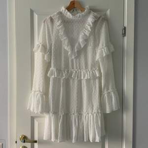 En vacker långärmad klänning från Missguided i prickigt mönster. Klänningen är see-through och i storlek 36. 