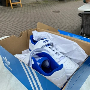 Adidas sneakers oanvända - Helt oanvända adidas originals sneakers, kan mötas i Gbg eller sthlm