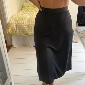 Grå kjol  - Jättefin mörkgrå silkig kjol. Tyvärr saknas en hake vid dragkedjan (se bild) men de påverkar inte användning.