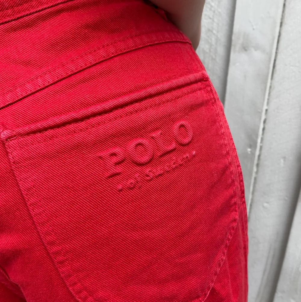 Röda ”Polo of Sweden” jeans köpta på second hand. Står strl 40, skulle säga att de är Medium.. Jeans & Byxor.