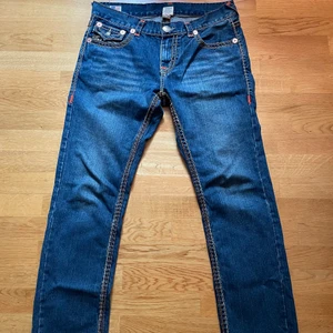 True Religion jeans  - Knappt använda True Relgion jeans i modellen billy super T, som jag säljer då de ej kommer till användning.    Mått: 36x33  Är 195 för referens 