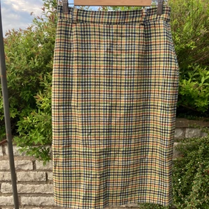 Tweed kjol 100% ull - Tweedkjlo Jarl häller 100 ull fint skick. Fint figursydd. Gör sig mycket bättre på koppen än på bild men är tyvärr för liten så kan inte ta bild. Jag har mer kläder. Kolla min profil för samfrakt. 