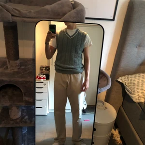 Blå Sweater Vest från Zara - Blå sweater vest från Sara säljs pga att den inte används! Mycket bra skick, inga defekter. Storlek M. Pris för direktköp: 349kr :)