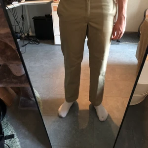 Trendiga Dickies Chinos - Väldigt trendiga Dickies chinos säljs pga att de är för korta för mig. Plagget är i storlek W:32 L:30 och i mycket bra skick. Midjan går att vika ut för den trendiga looken. Pris kan diskuteras :)
