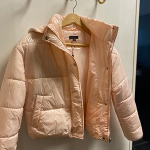 Lack jacka  - En glansig ljus rosa jacka från boohoo, säljer den eftersom den inte kommer till användning. Frakt tillkommer 🌸