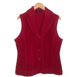 Röd väst  - Röd väst, sitter löst och är tjock och mjuk i tyget 
