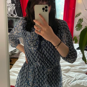 Söt Blå Klänning - Köpt på second hand men kommer inte till användning. 💕 Jättesöt och väldigt bekväm. Skulle säga att storleken är M! 